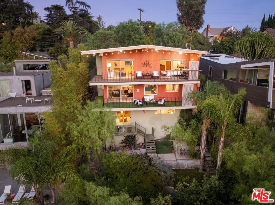Exterior, Facade, Modern