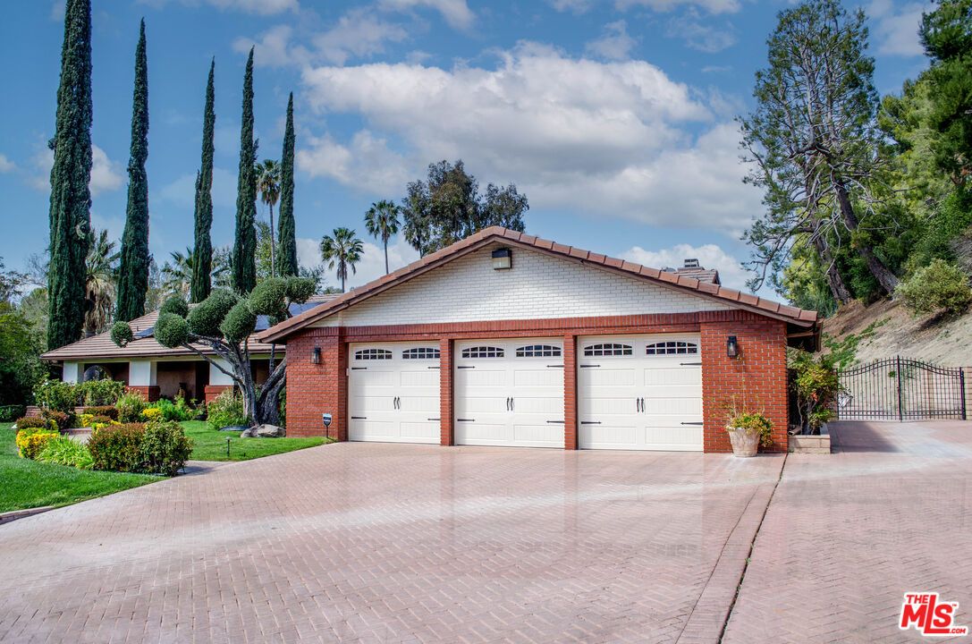 Attached, Exterior, Facade, Brick Facade, Ranch