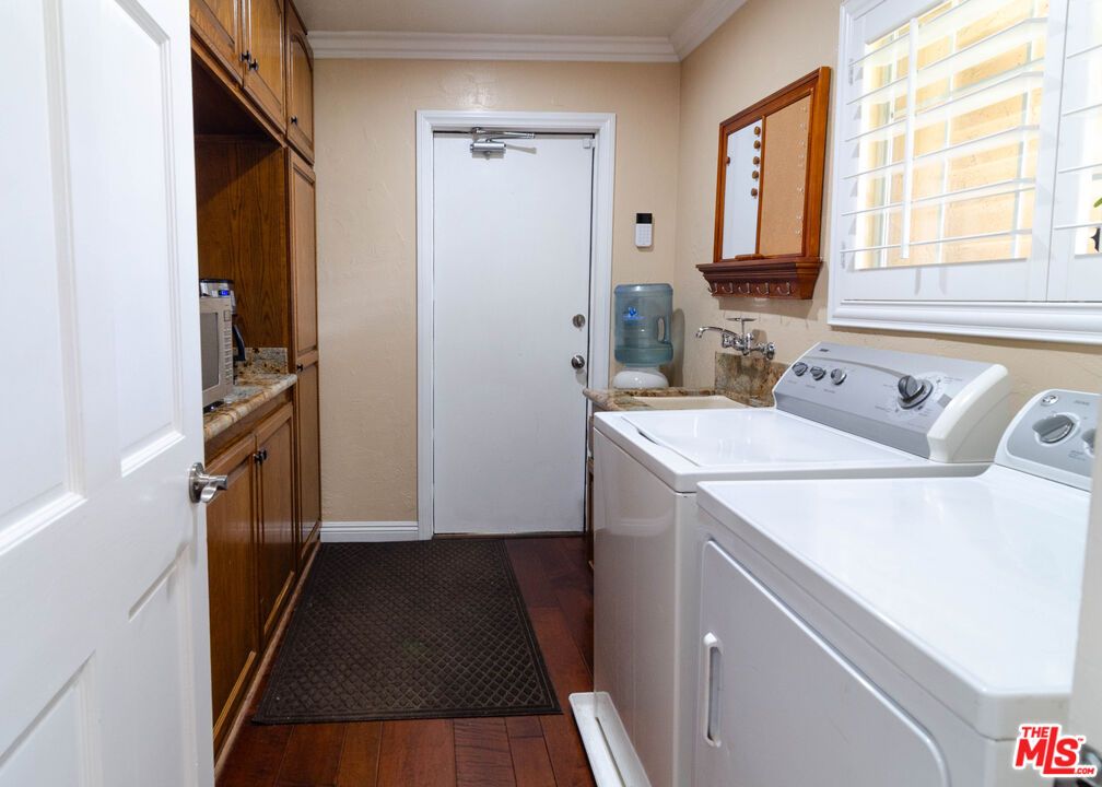 Interior, Washer, Wood Texture Flooring
