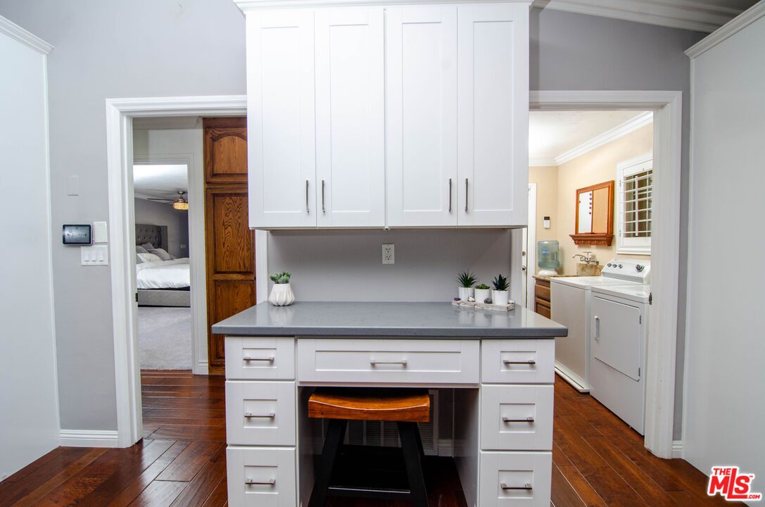 Bedroom, Interior, Washer, Wood Texture Flooring