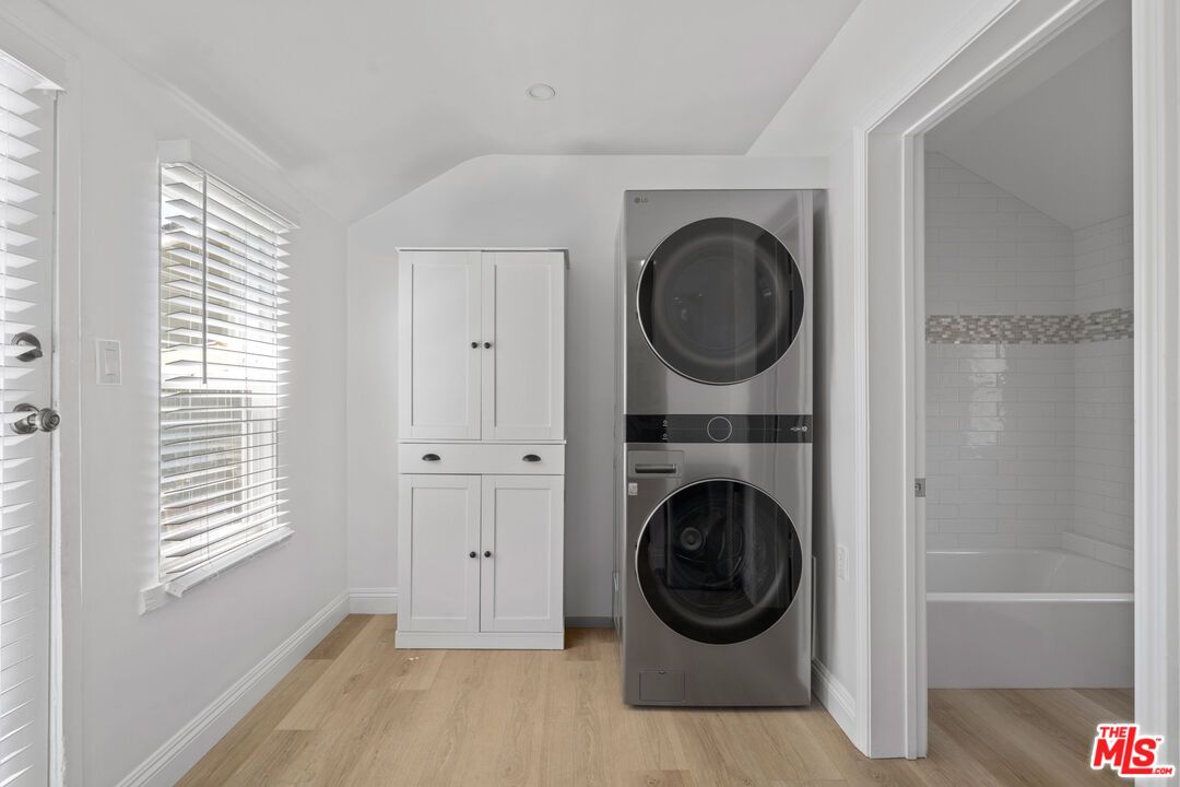 Interior, Utility Closets, Washer, Wood Texture Flooring