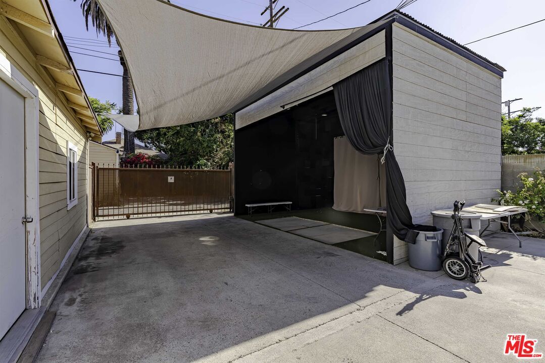 Detached Garage, Exterior