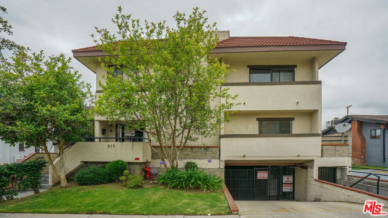 Attached, Exterior, Facade, Mediterranean