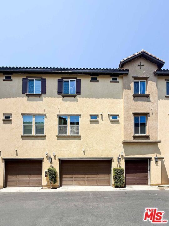 Attached, Exterior, Facade, Mediterranean