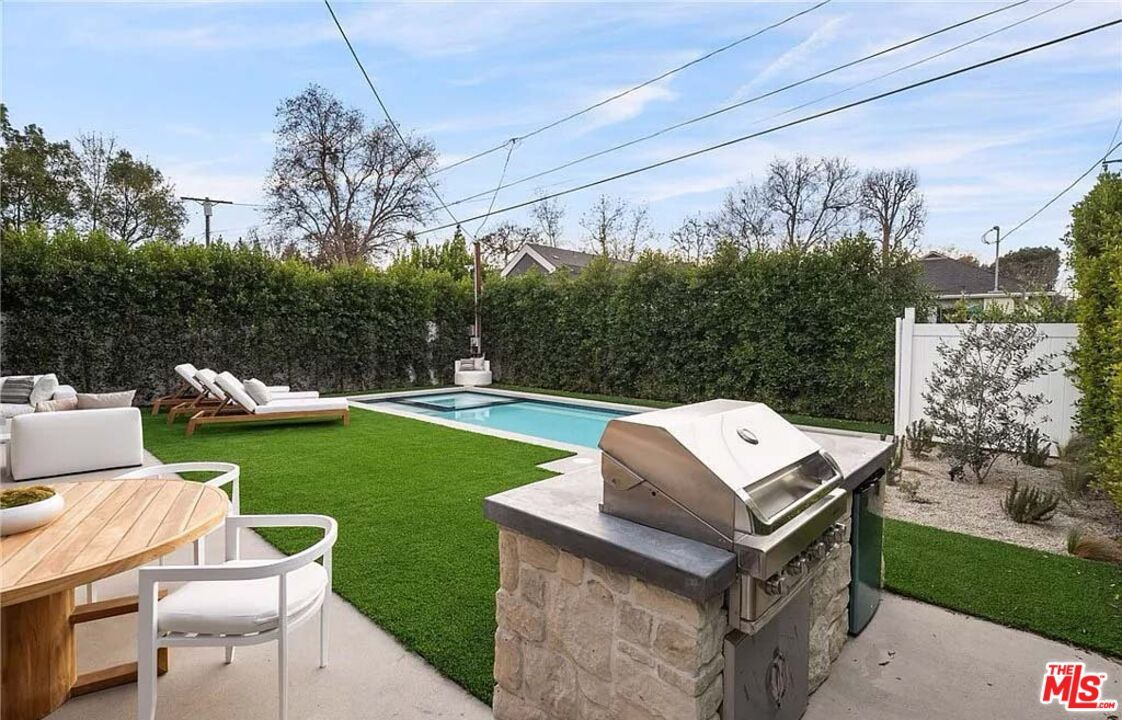 Exterior, Outdoor Kitchen, Pool