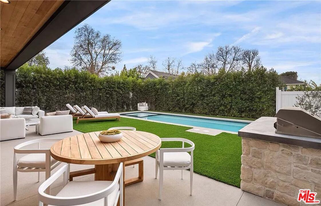 Exterior, Outdoor Kitchen, Pool