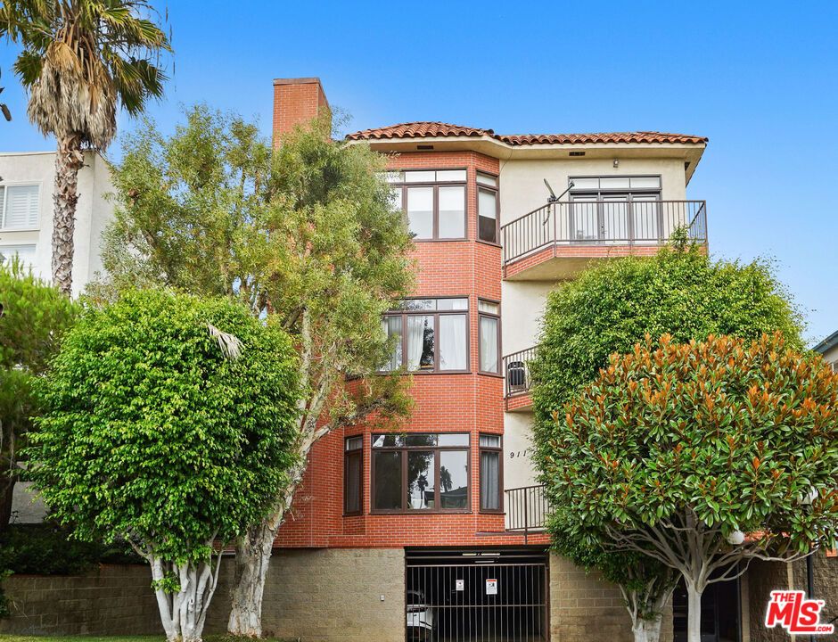 Exterior, Facade, Brick Facade, Spanish Mediterranean