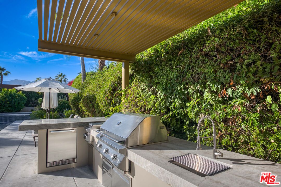Exterior, Outdoor Kitchen