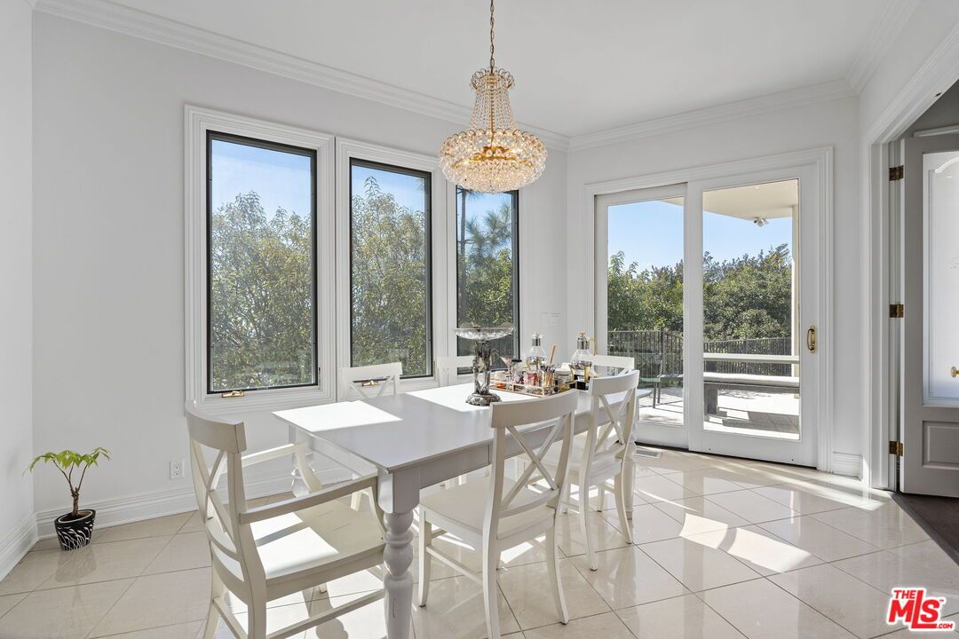 Chandelier, Dining room, Interior, Pendant Lights