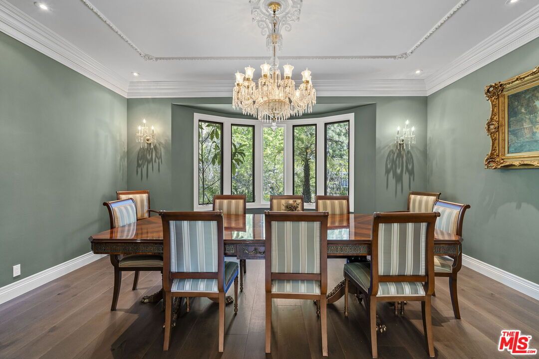 Chandelier, Dining room, Interior, Recessed Lighting, Wood Texture Flooring