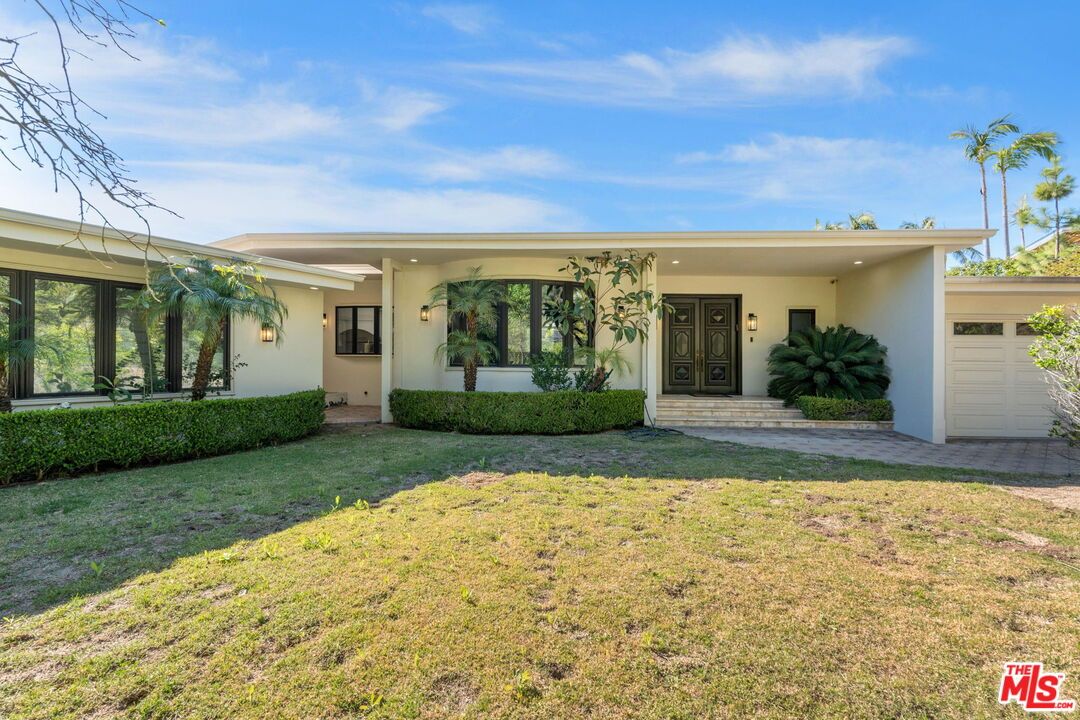 Backyard, Exterior, Facade, Ranch