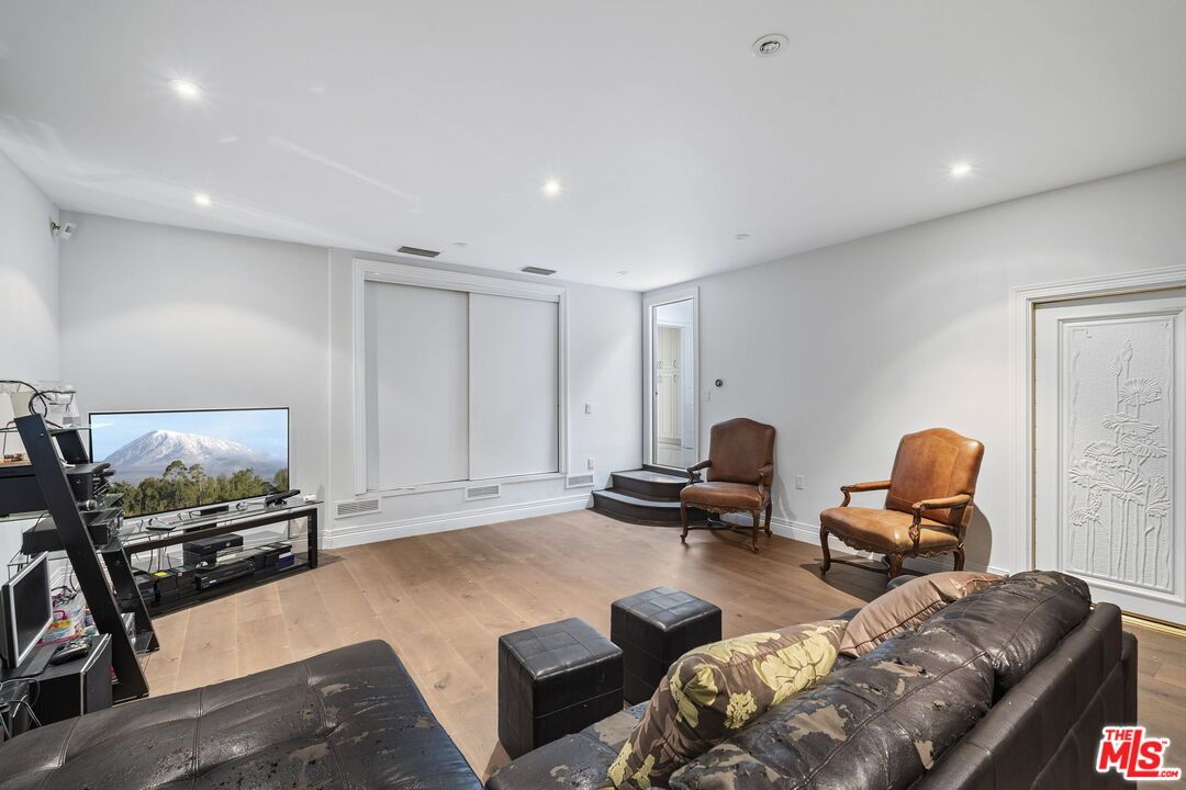 Fitness Equipment, Interior, Recessed Lighting, Wood Texture Flooring