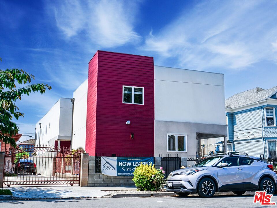 Exterior, Facade, Modern