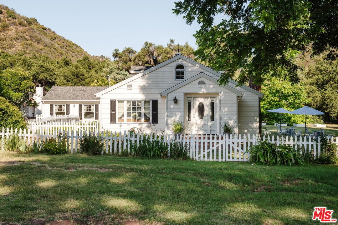 Backyard, Exterior, Facade, Farmhouse