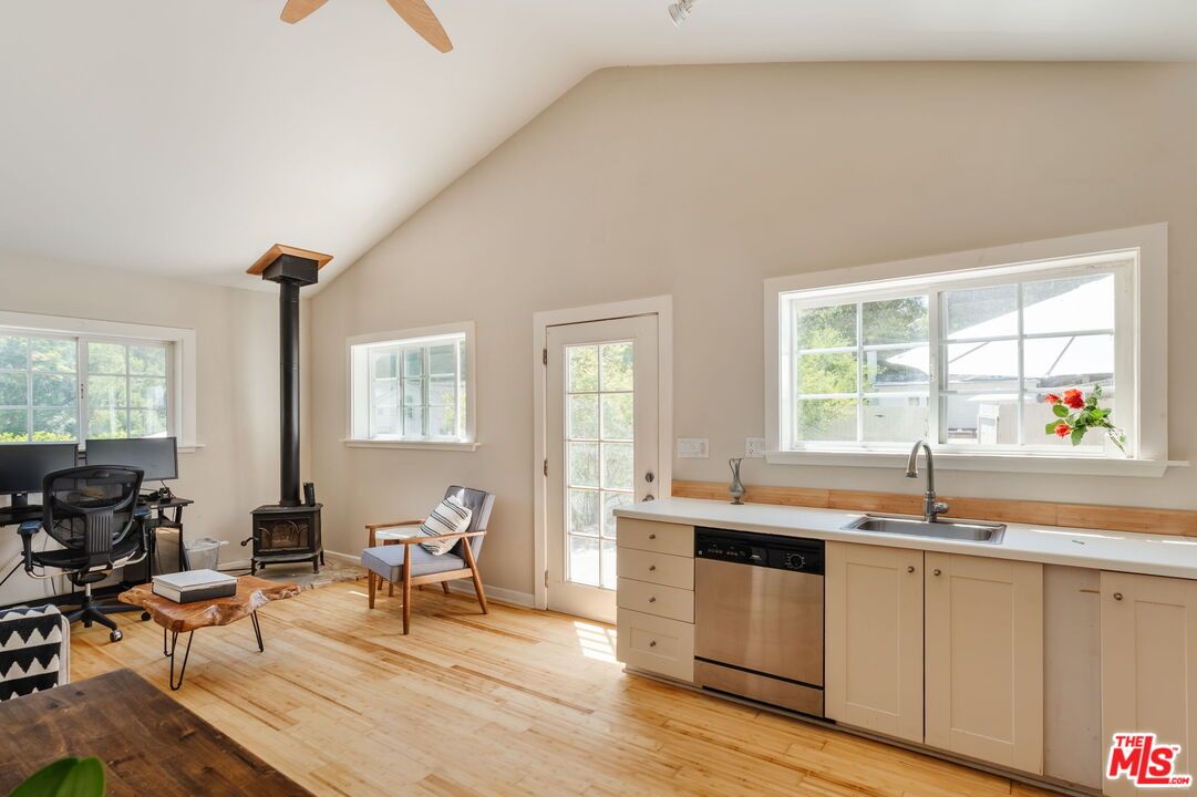 Fireplace, Interior, Kitchen, Wood Texture Flooring