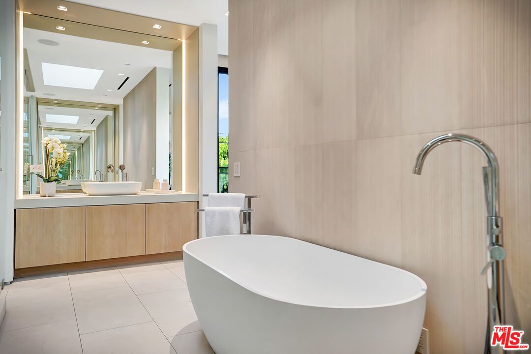 Bathroom, Dual Sink Vanities, Free Standing Baths, Interior, Recessed Lighting