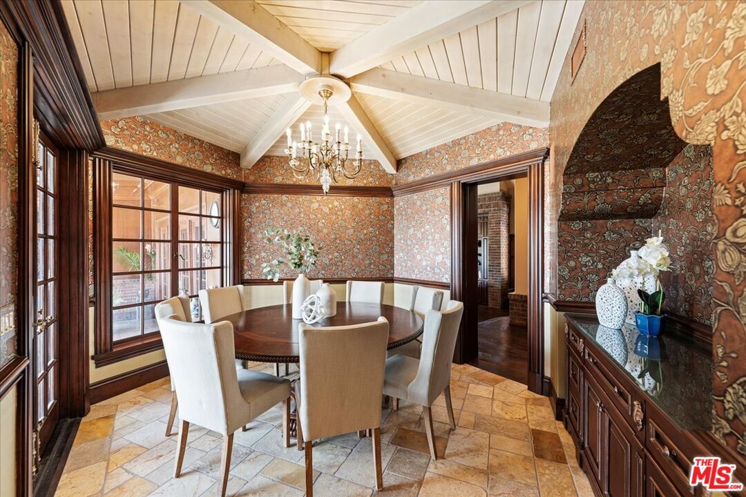 Chandelier, Dining room, Interior