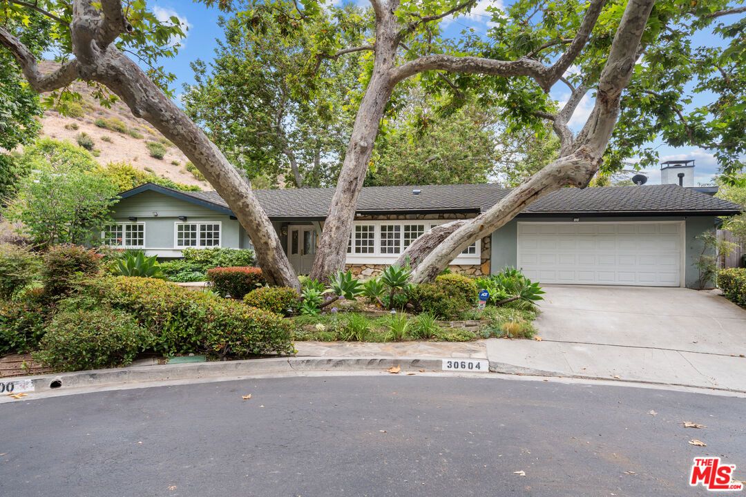 Attached, Exterior, Facade, Ranch