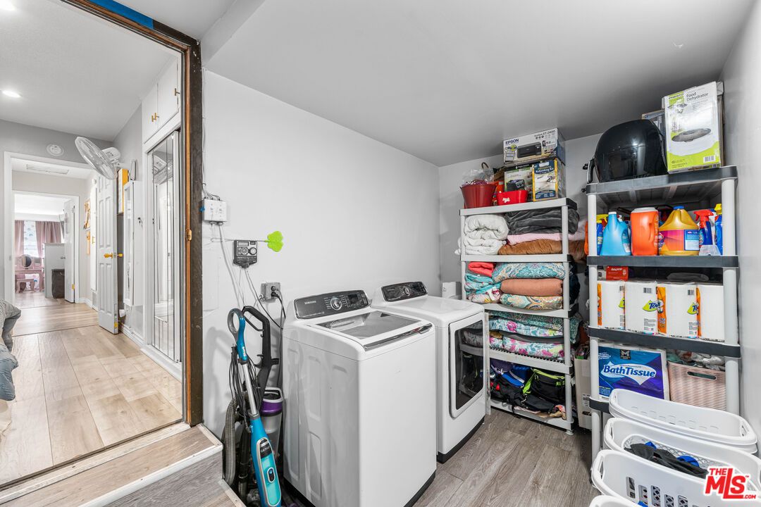 Interior, Recessed Lighting, Washer, Wood Texture Flooring