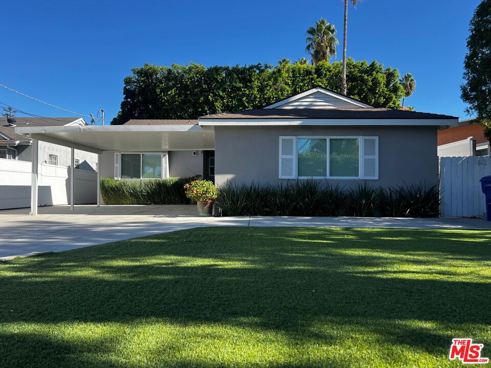 Backyard, Exterior, Facade, Ranch