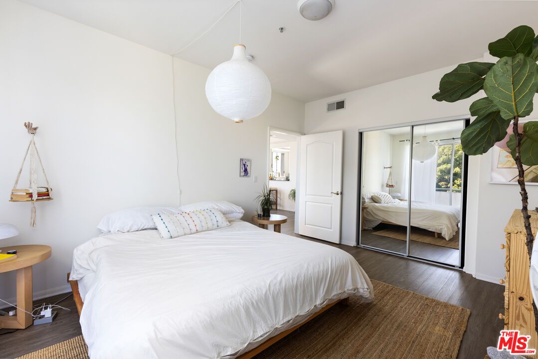 Bedroom, Interior, Pendant Lights, Wood Texture Flooring
