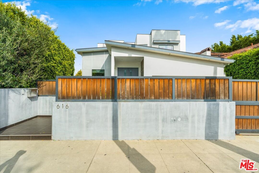Exterior, Facade, Modern