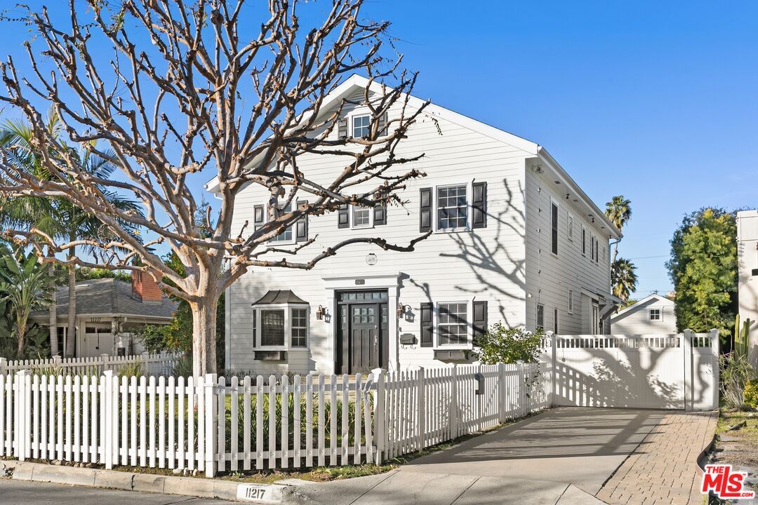 Exterior, Facade, Queen Anne Victorian
