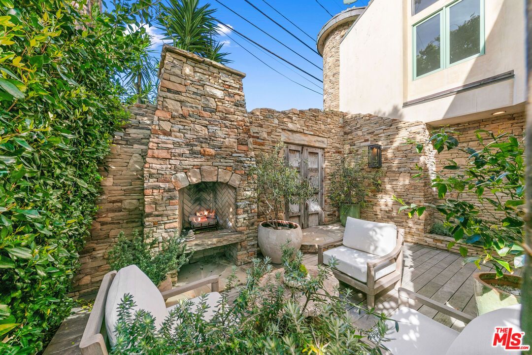Exterior, Fireplace
