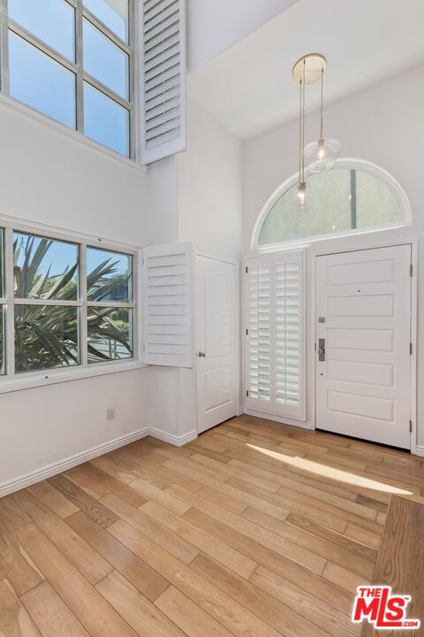 Interior, Pendant Lights, Wood Texture Flooring