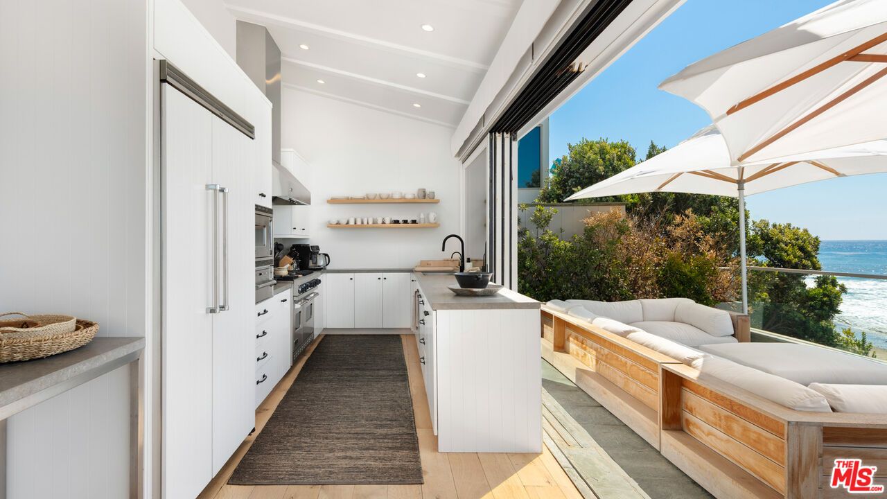 Interior, Kitchen, Recessed Lighting, Water, Wood Texture Flooring
