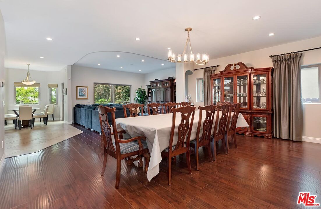 Chandelier, Dining room, Interior, Recessed Lighting, Wood Texture Flooring