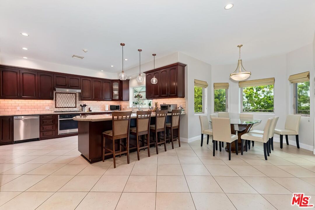 Dining room, Interior, Kitchen, Pendant Lights, Recessed Lighting, Stainless Steel Appliances