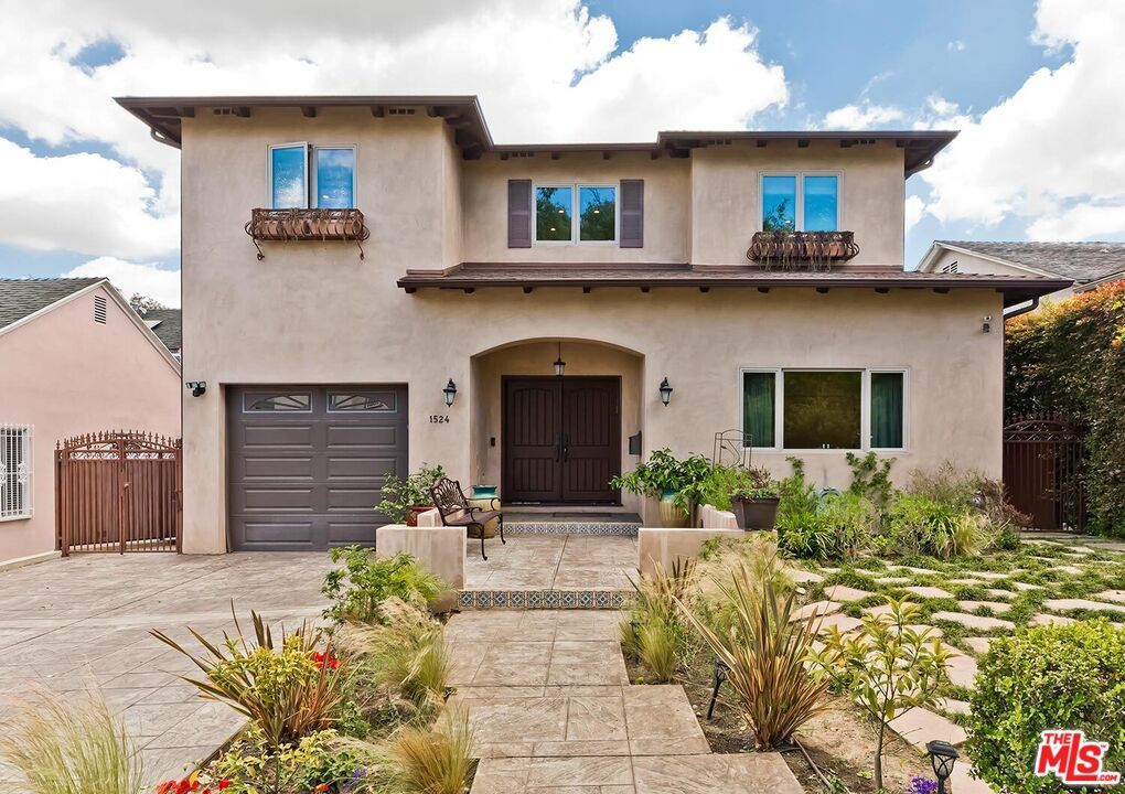 Attached, Exterior, Facade, Spanish Mediterranean