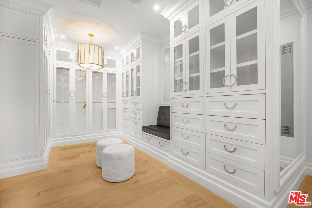 Interior, Pendant Lights, Recessed Lighting, Walk-in Closets, Wood Texture Flooring