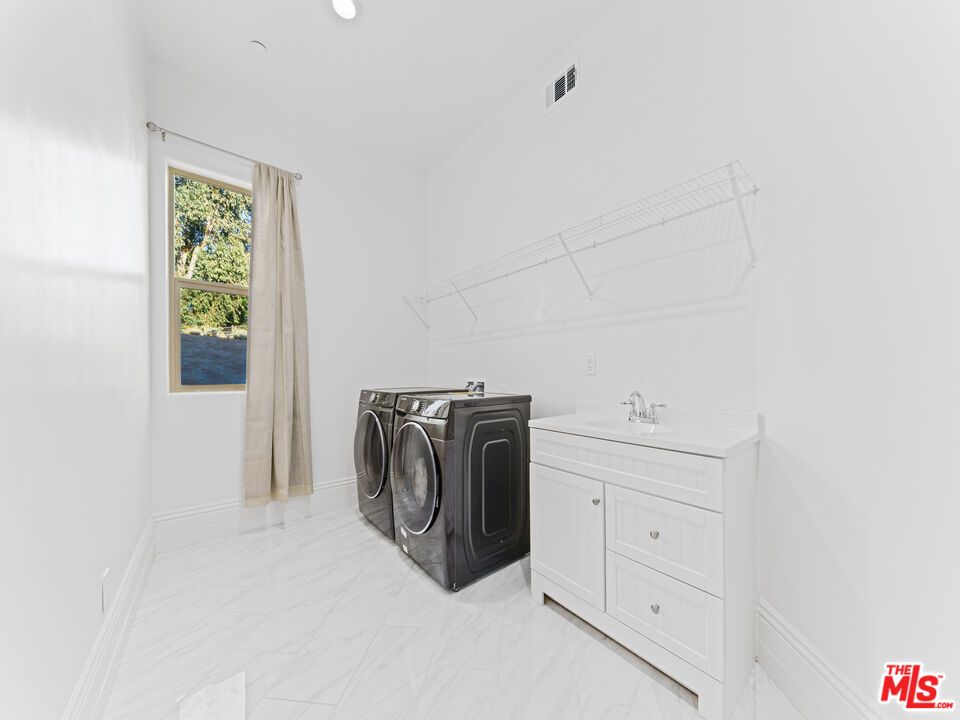 Interior, Marble, Recessed Lighting, Washer