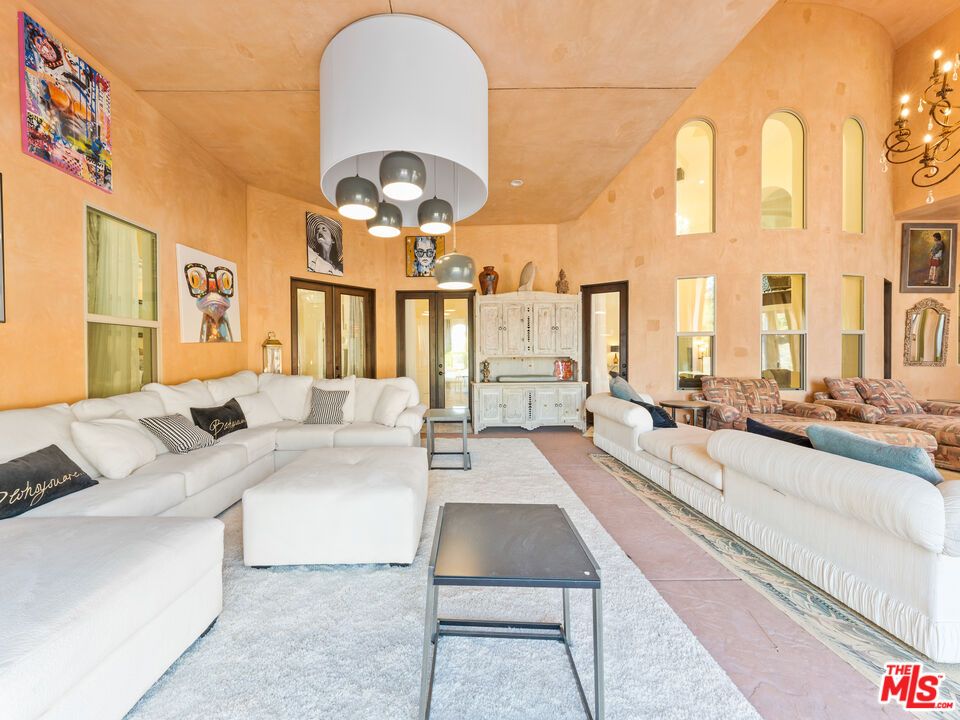 Chandelier, Interior, Living room