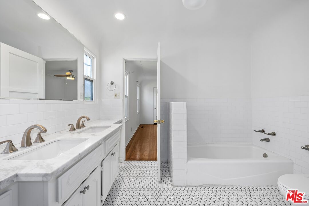 Bathroom, Dual Sink Vanities, Interior, Recessed Lighting