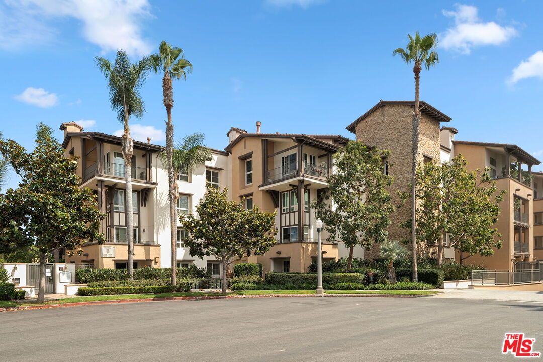 Exterior, Facade, Mediterranean