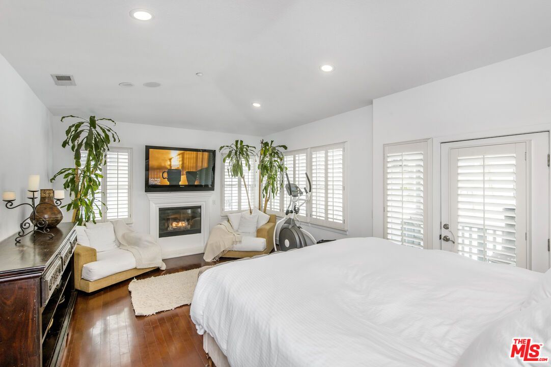 Bedroom, Fireplace, Interior, Recessed Lighting, Wood Texture Flooring