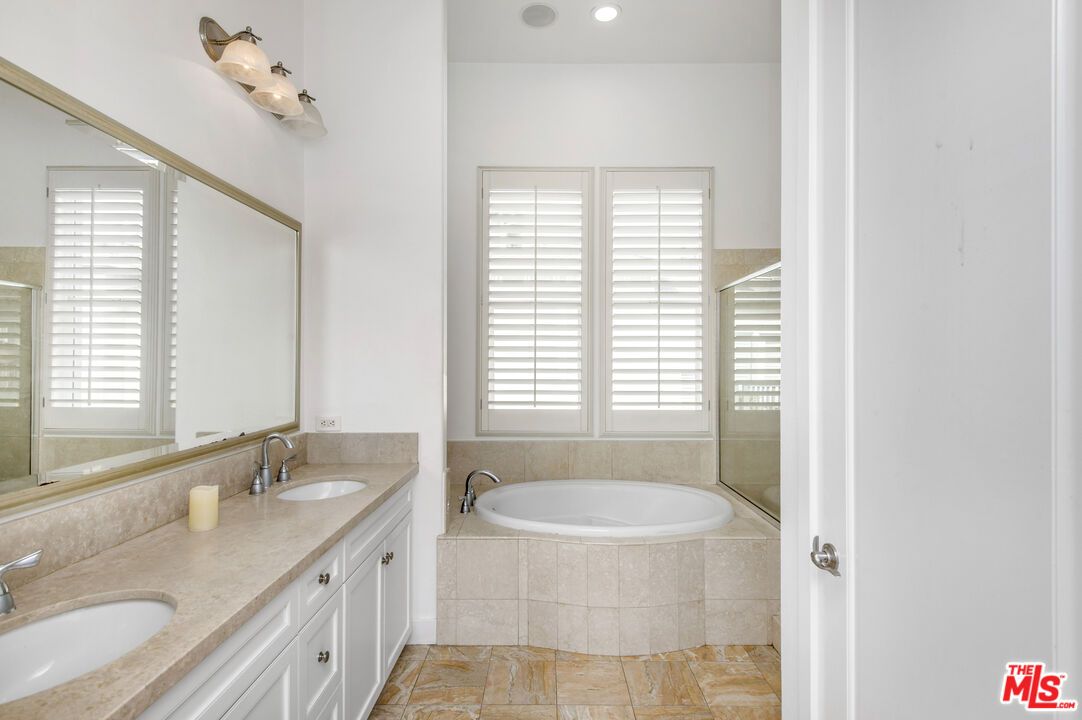 Bathroom, Dual Sink Vanities, Interior, Recessed Lighting