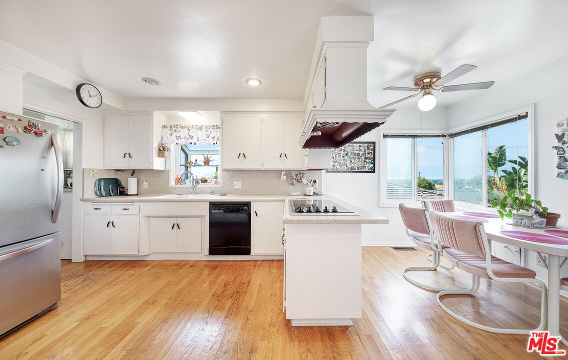 Dining room, Interior, Kitchen, Recessed Lighting, Wood Texture Flooring