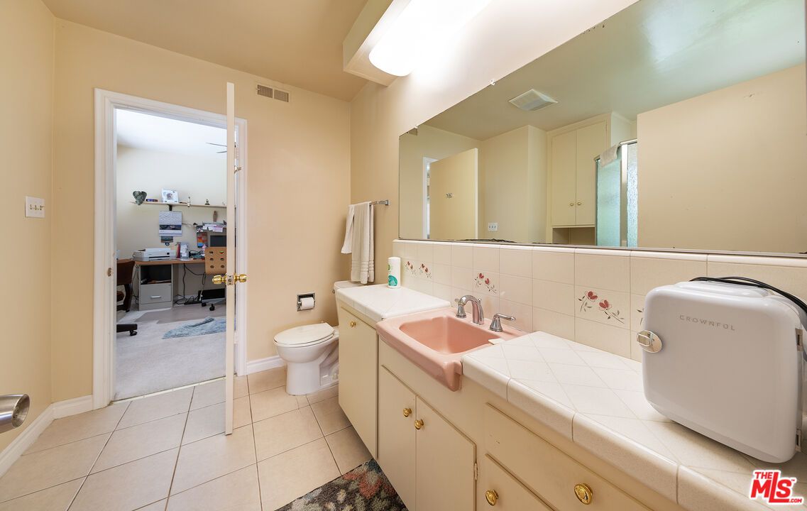 Bathroom, Interior, Tile Countertops