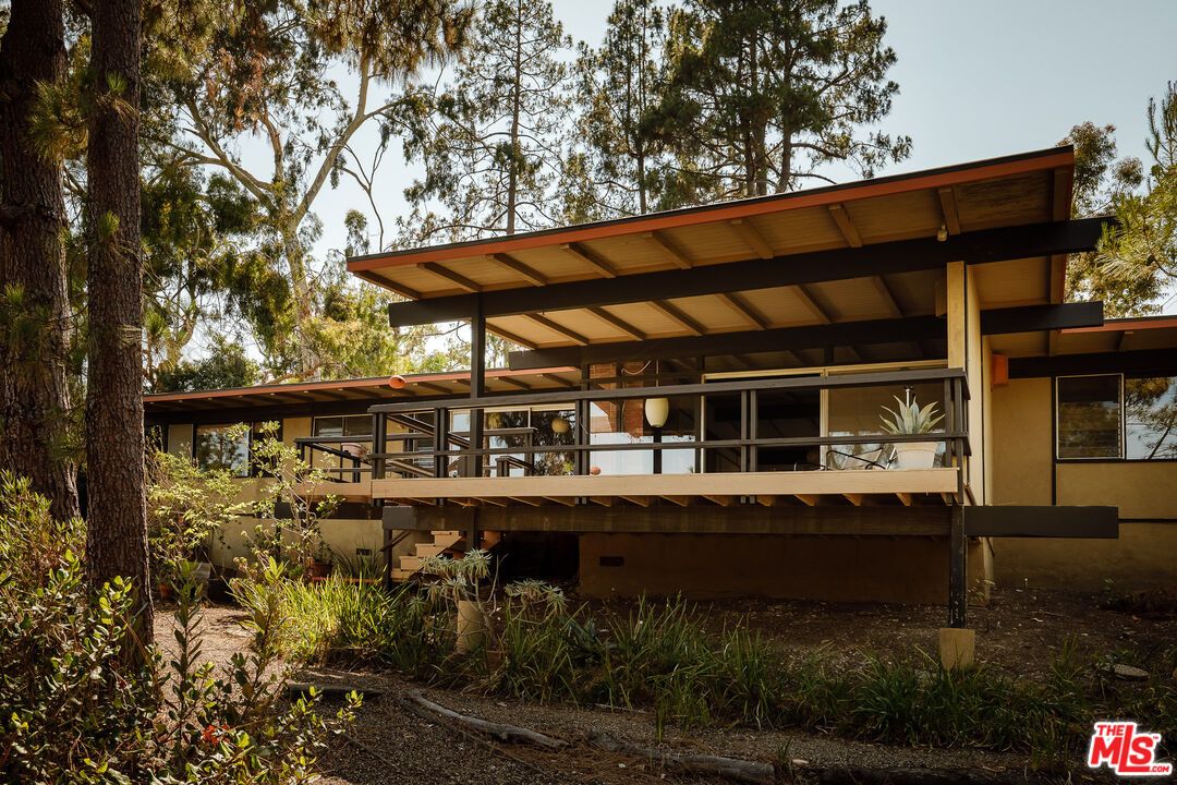 Exterior, Facade, Modern