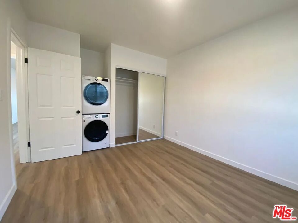 Interior, Utility Closets, Washer, Wood Texture Flooring