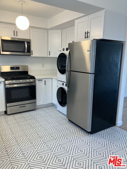 Interior, Kitchen, Pendant Lights, Washer, Wood Texture Flooring
