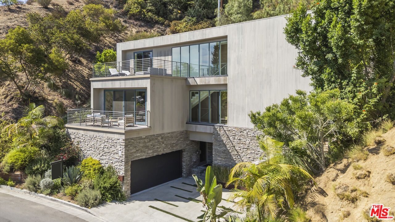 Attached, Exterior, Facade, Modern