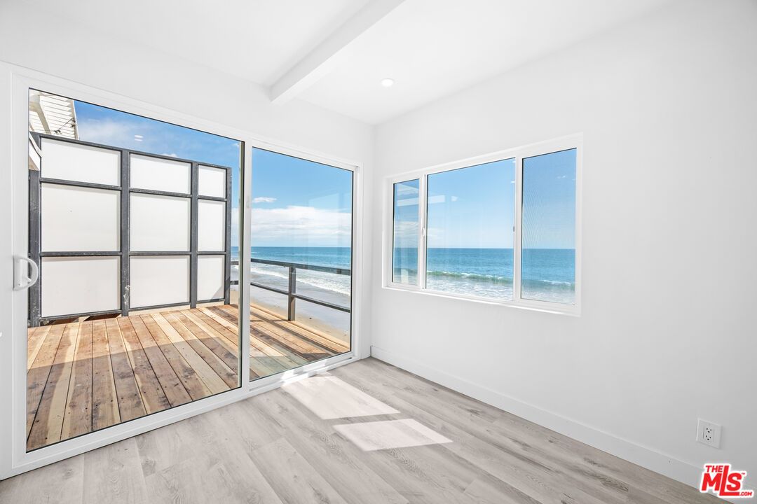 Empty room, Interior, Recessed Lighting, Water, Wood Texture Flooring