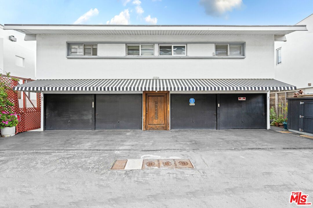 Exterior, Facade, Ranch