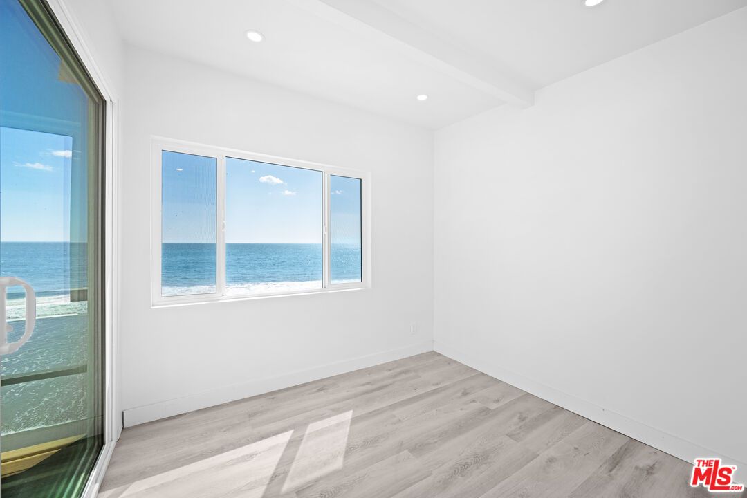 Empty room, Interior, Recessed Lighting, Water, Wood Texture Flooring