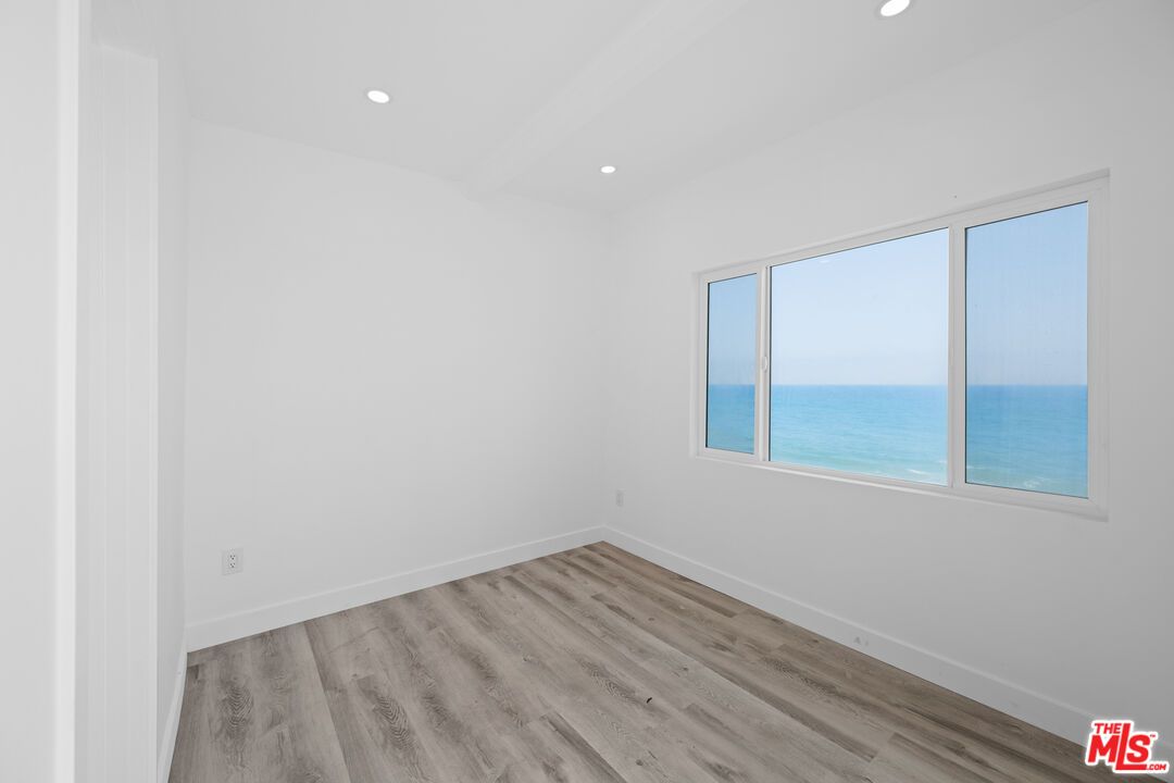 Empty room, Interior, Recessed Lighting, Water, Wood Texture Flooring
